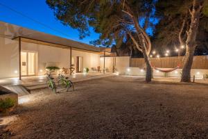 a house with a bike parked in a yard at night at Villa Fefè in Nardò