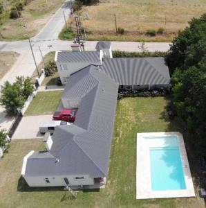 an aerial view of a house with a swimming pool at Villa Clarita Tandil in Tandil