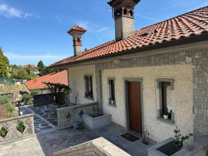 a house with a red tile roof and a door at Casa Gaudia Varese living-working e quiete in Barasso