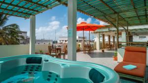 bañera de hidromasaje en la azotea de una casa en Hotel Flamingo, en Puerto Ayora