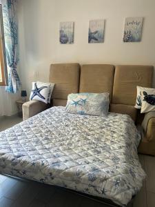 a bedroom with a bed and a couch at Casa Conchiglia 6 ospiti 5 minuti a piedi da mare, centro e stazione comfort completo in Rapallo