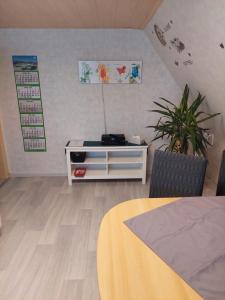 a room with a desk and a table with two chairs at Ferienwohnung Haske mit Wallbox in Gifhorn