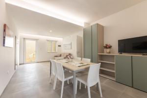 a kitchen and dining room with a table and chairs at Appartamenti Mancaversa in Marina di Mancaversa