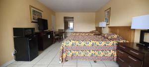 a hotel room with a bed and a flat screen tv at Paramount Lakeside Inn & Suites in Lakeland