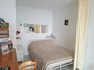 a small room with a bed and a desk at Studio cosy entre Mer, Espagne & Montagne in Peyrestortes +23 photos