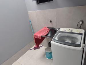 a small kitchen with a washing machine in a room at Espaço Aconchegante e Moderno in Primavera do Leste