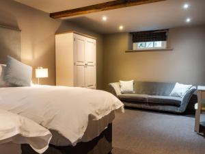 a bedroom with a bed and a couch at Prospect House in Windermere