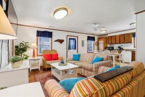 a living room with two couches and a table at Doris's Day in Duck