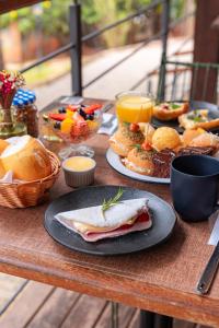 a table topped with plates of food and drinks at Serra do Juá Pousada de Campo in Pirenópolis