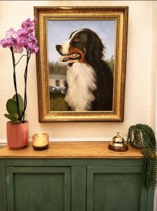 a painting of a dog on top of a cabinet at The Mariners - Torquay in Torquay