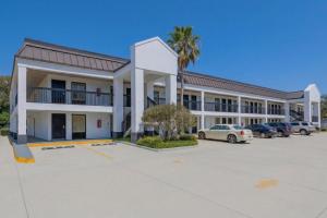 a large building with cars parked in a parking lot at Townhouse Fort Walton Beach Hurlburt Field in Mary Esther