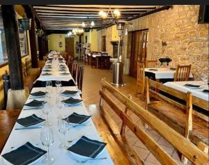 a long table with glasses and napkins in a restaurant at Nuestra Señora de Revenga in Regumiel de la Sierra