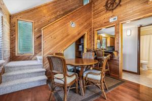 a dining room with a table and chairs at Emerald Duck in Duck