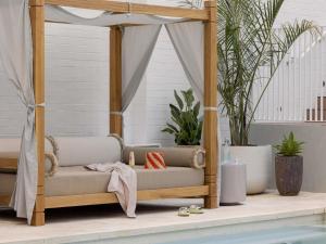 Eine Verandaschaukel neben einem Pool in der Unterkunft Hyde Perth in Perth
