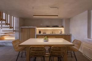 a kitchen and dining room with a table and chairs at Santorini Soul Villas in Pyrgos