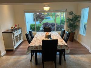 a dining room with a table and chairs and a window at SWISS 24 - Lake Stephanie in Clermont