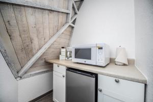a microwave sitting on a counter in a kitchen at ROOM 03 - Lake Sumner in Clermont +2 photos