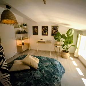 a living room with a couch and some plants at Urban Jungle Experience Hyper Centre Gare in Épinal