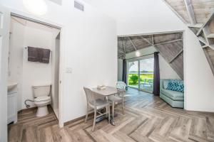 a living room with a table and a toilet at STUDIO 05 - Lake Sumner in Clermont