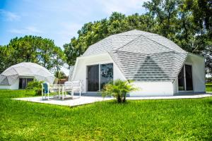 a white house with a gambrel roof at STUDIO 05 - Lake Sumner in Clermont