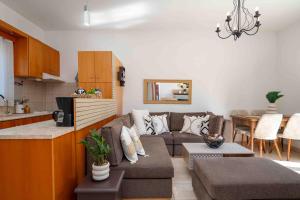 a living room with a couch and a kitchen at Casa Miniera in Linopótis