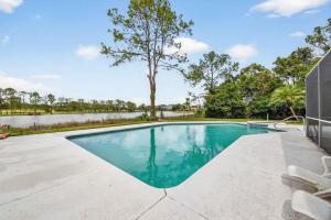 an image of a swimming pool in a yard at SWISS 23 - Lake Stephanie in Clermont