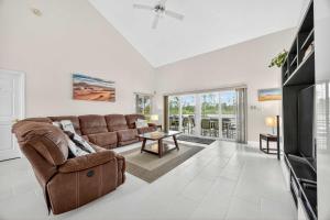 a living room with a couch and a tv at SWISS 23 - Lake Stephanie in Clermont