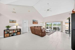 a living room with a couch and a table at SWISS 23 - Lake Stephanie in Clermont +24 photos