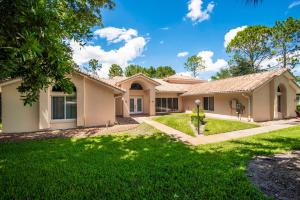 a house with a green lawn in front of it at SWISS 41 - Golf Course in Clermont