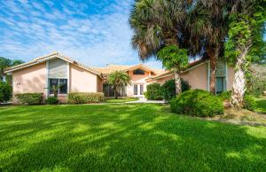 a house with palm trees in a yard at SWISS 30 - Golf Course in Clermont