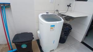 a trash can in a room with a sink and a trash can at Casa Tranquila com Vaga para carro em Três Lagoas in Três Lagoas +15 photos