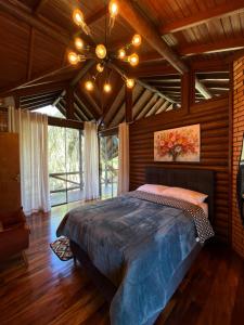 a bedroom with a large bed and a ceiling at Refugio Poço do Cânion in Alfredo Wagner