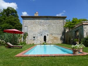 a swimming pool in the yard of a castle at La Mouline de Belin in Lectoure