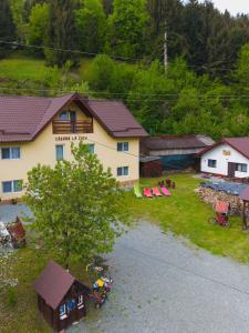 an aerial view of a house with a yard at Căşuţa LA CUCU in Vadu Moţilor
