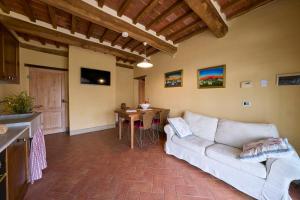 a living room with a couch and a table at Conca d'Oro casale con piscina privata in Foiano della Chiana