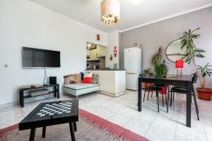 a living room with a table and a kitchen at Marine Freestyler Glorious Terrace in Faro