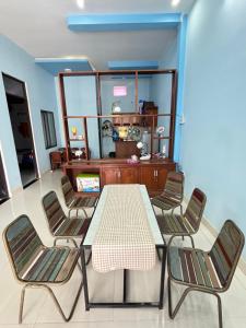 a dining room with a table and chairs at Châu Gia Vỹ Dạ Hàn Mạc Tử in Thôn Lại Thê