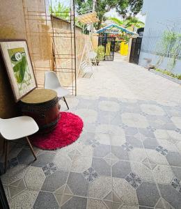 a patio with a table and two chairs and a red rug at Châu Gia Vỹ Dạ Hàn Mạc Tử in Thôn Lại Thê +18 photos