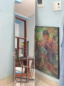 a mirror in a room with a painting at Châu Gia Vỹ Dạ Hàn Mạc Tử in Thôn Lại Thê