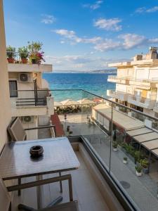 a balcony with a table and a view of the ocean at Hotel Avra in Perea