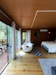 a bedroom with a tub in the middle of a room at Cabana Penélope in Alfredo Wagner