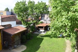an aerial view of a yard with buildings at B2B Apartment Creamundi in Lokeren