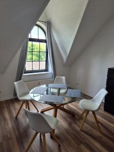 a room with a table and chairs and a window at Pottblick Oberhausen in Oberhausen