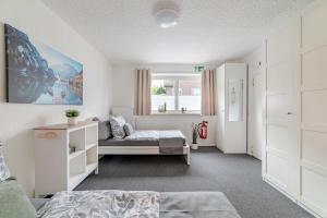 a bedroom with a bed and a window at Jans 4 Personen Work Apartment mit Küche P WLAN Code NRW Veltins Arena in Herten +21 photos