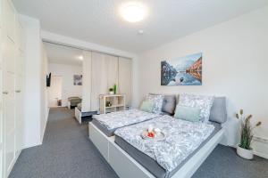 a small room with a bed and a bedroom at Jans 4 Personen Work Apartment mit Küche P WLAN Code NRW Veltins Arena in Herten