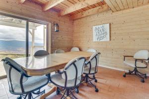 a dining room with a wooden table and chairs at Hiking, Wineries & More! Mtn-View Gem in Tehachapi in Tehachapi