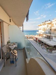 a balcony with a table and a view of the ocean at Hotel Avra in Perea