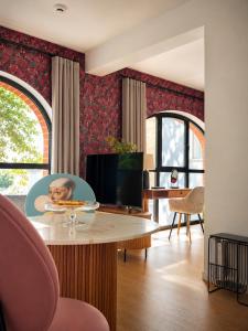a living room with a table and a tv at Luxury Art Apartment Centrum Poznań Plac Wolności in Poznań
