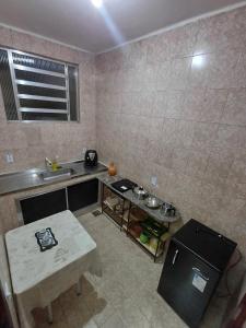 a small kitchen with a sink and a table at Apt Petrópolis - Imperial in Petrópolis