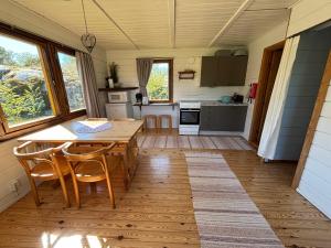 a kitchen and dining room with a table and chairs at Klobbars Gästhem o Stugor in Kökar
